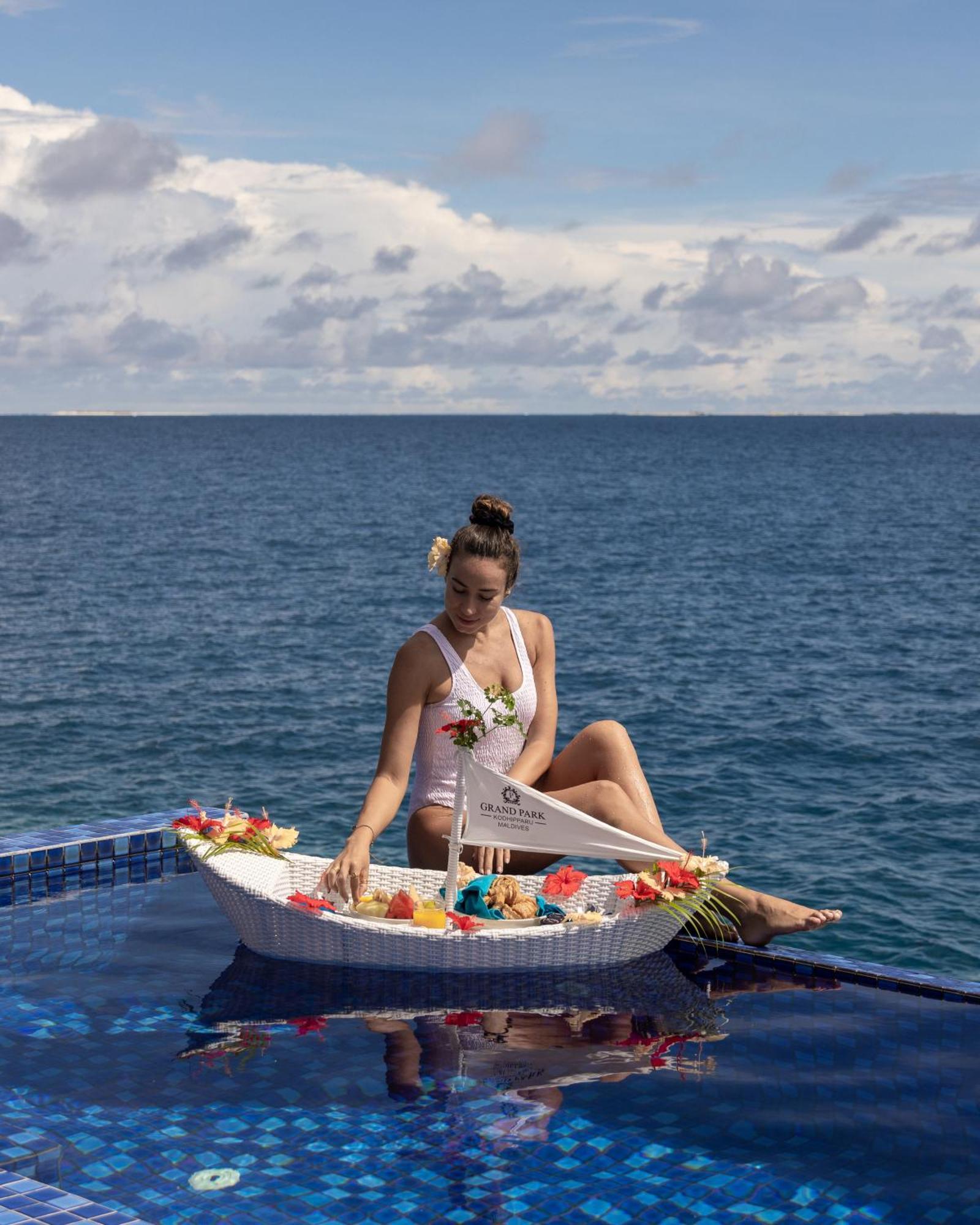 Grand Park Kodhipparu Maldives Hotel Baros Island Bagian luar foto